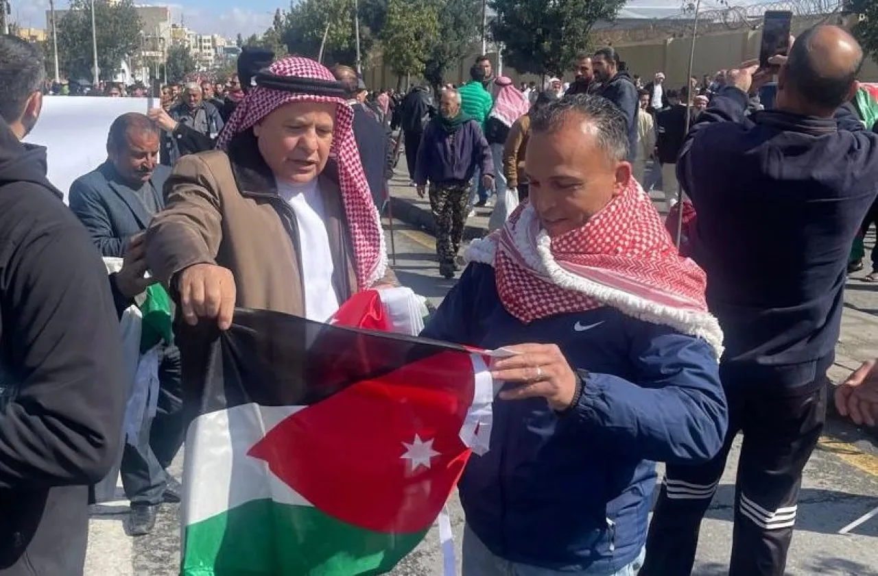 النائب العوايشة يوزع أعلاما على المواطنين و يؤكد دعمه المطلق للملك ووحدة الصف الوطني