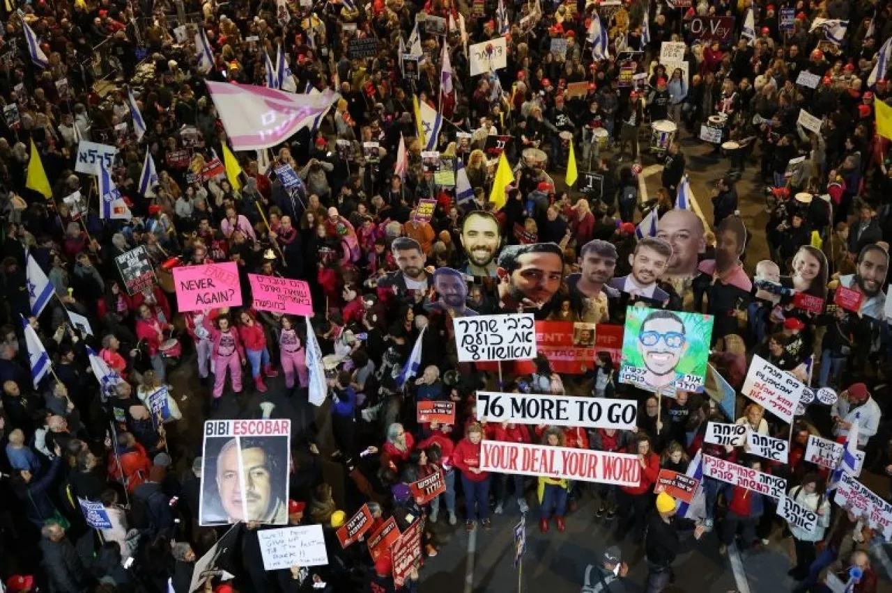 أهالي الأسرى الإسرائيليين يتهمون نتنياهو بمحاولة عرقلة المرحلة الثانية من صفقة التبادل