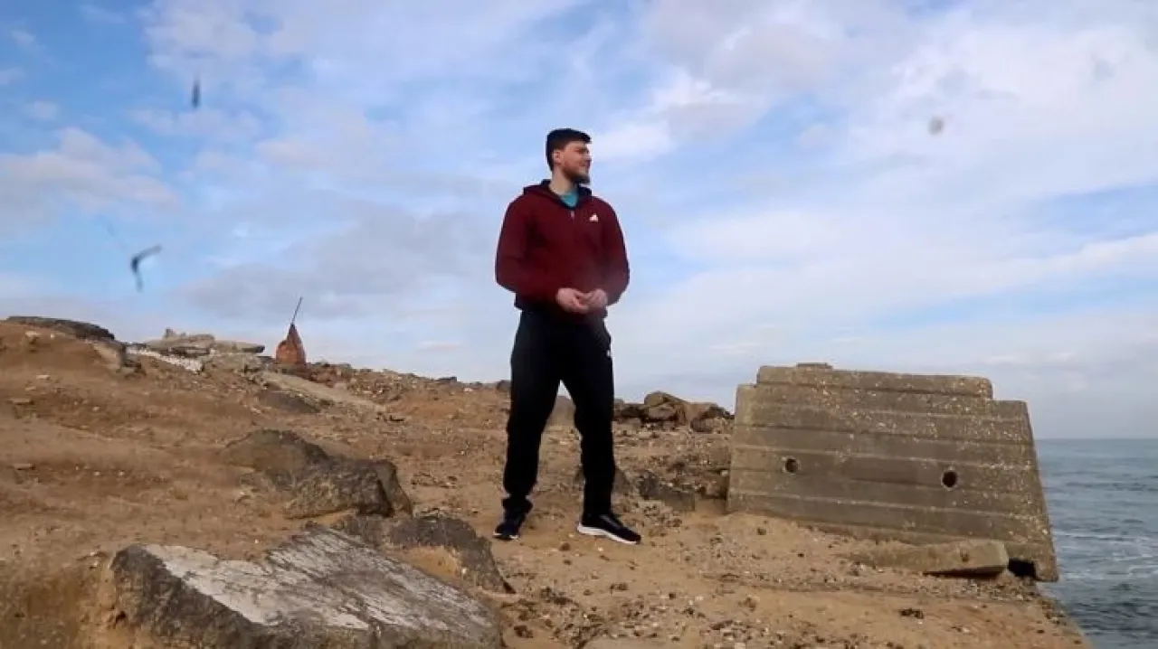 سرايا القدس تبث مشاهد لأسير إسرائيلي على شاطئ غزة قبيل الافراج عنه