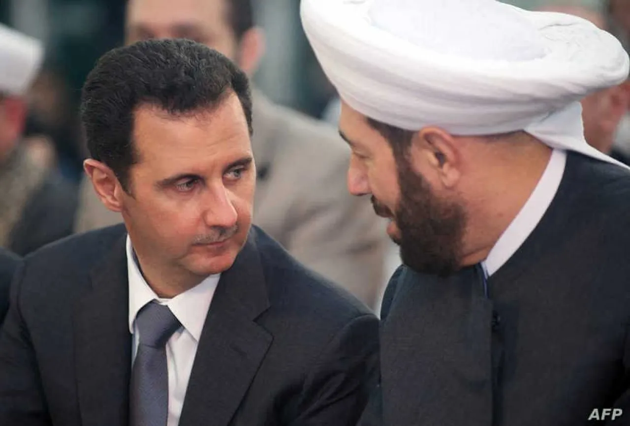 سوريون يقتحمون منزل مفتي سورية السابق ويطالبون بمحاكمته  فيديو