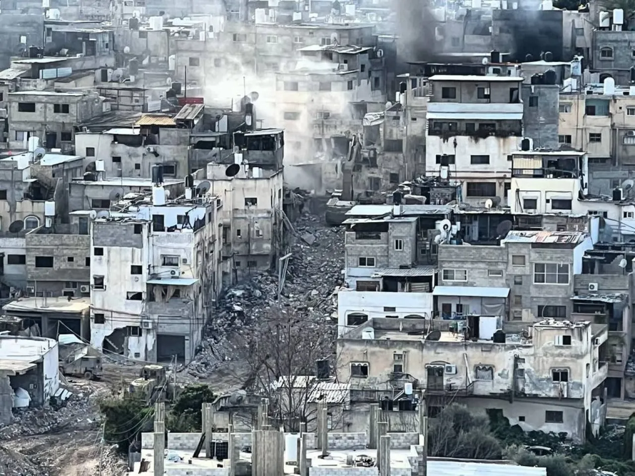 اللجنة الشعبية لخدمات طولكرم الاحتلال أجبر 90 من سكان المخيم على النزوح