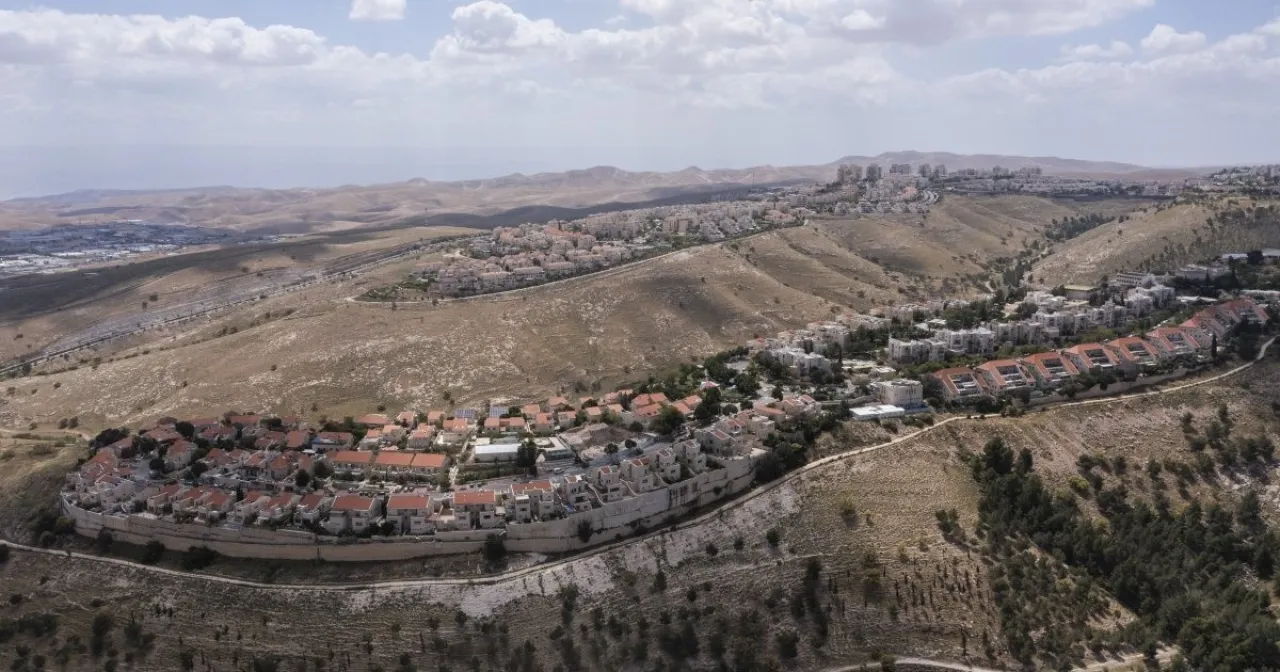 خريطة تكشف سيطرة فعلية لإسرائيل على 445 من الضفة الغربية