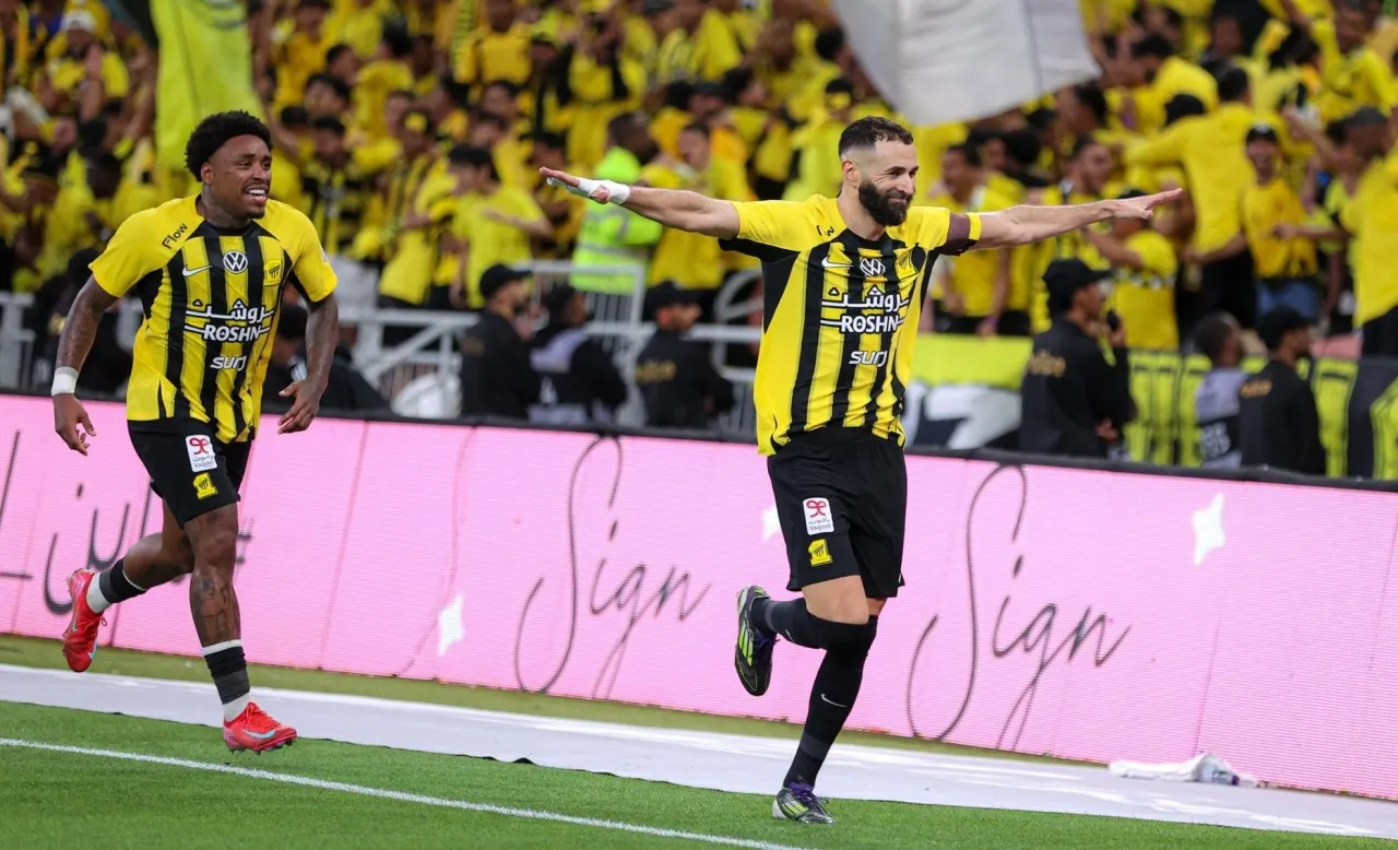 بالفيديو  بنزيما يرقص ويغني بالعربية محتفلا بالفوز على الهلال