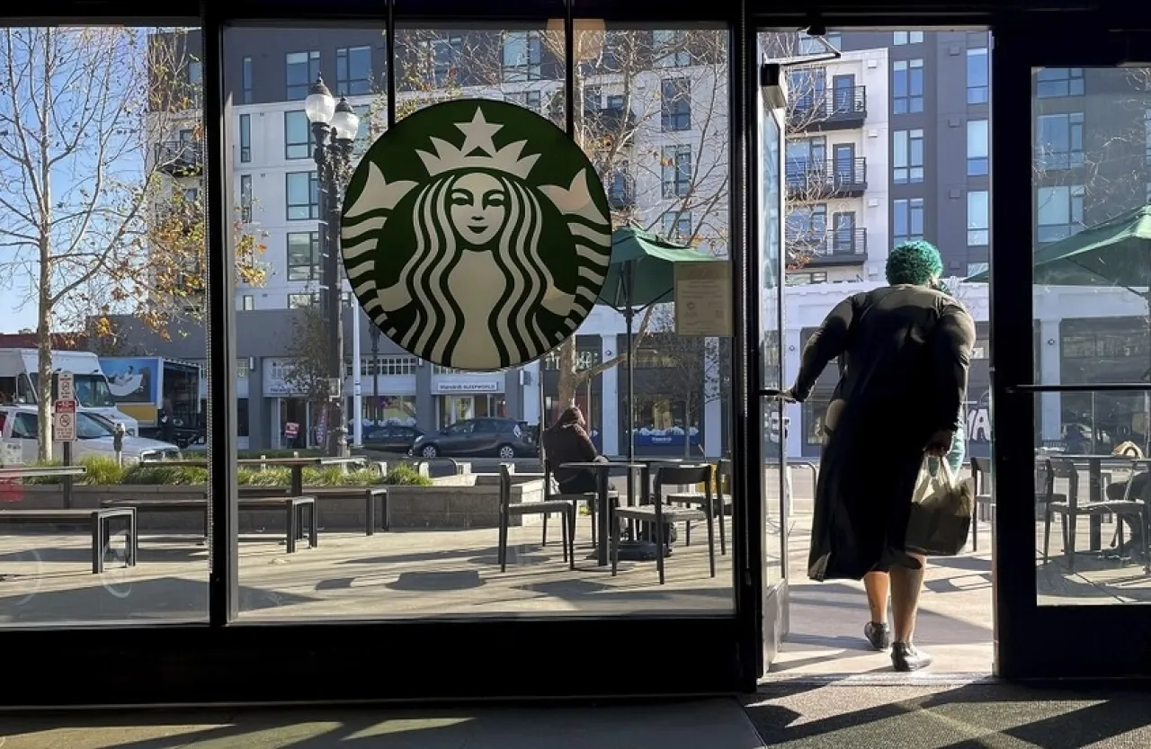 ستاربكس تعتزم تسريح  1100 موظف على مستوى العالم