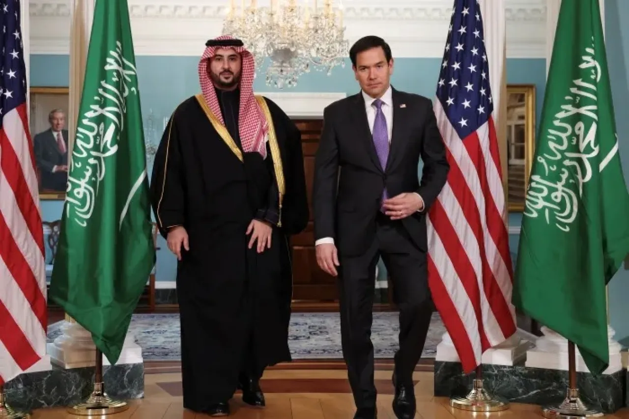 وزير الدفاع السعودي ووزير الخارجية الأميركي يبحثان أمن المنطقة