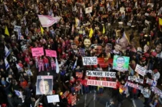 أهالي الأسرى الإسرائيليين يتهمون نتنياهو بمحاولة عرقلة المرحلة الثانية من صفقة التبادل