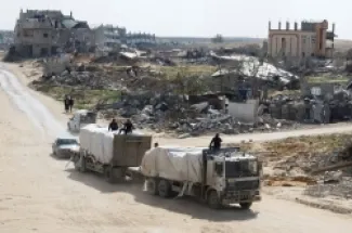 شاحنات تحمل مساعدات إنسانية عبر معبر رفح جنوب قطاع غزة