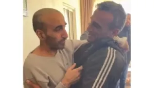 الأسير المحرر عبيد (يسار) بعد الإفراج عنه الأسبوع الماضي