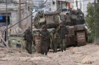 جنود إسرائيليون يتقدمون دبابة في مخيم جنين شمالي الضفة الغربية