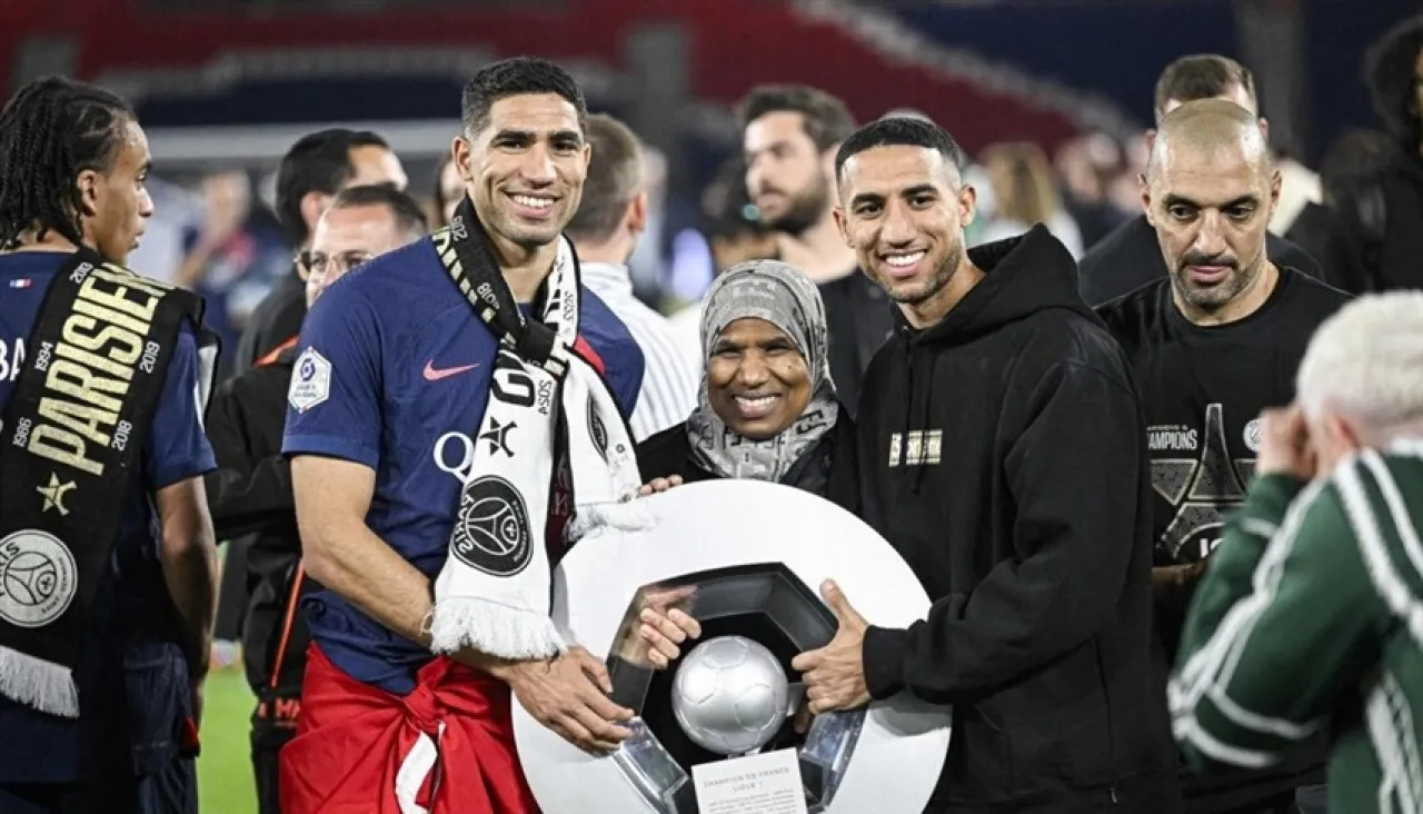 أشرف حكيمي أكبر إنجاز لي هو أن لا يحتاج والديّ للعمل بعد الآن