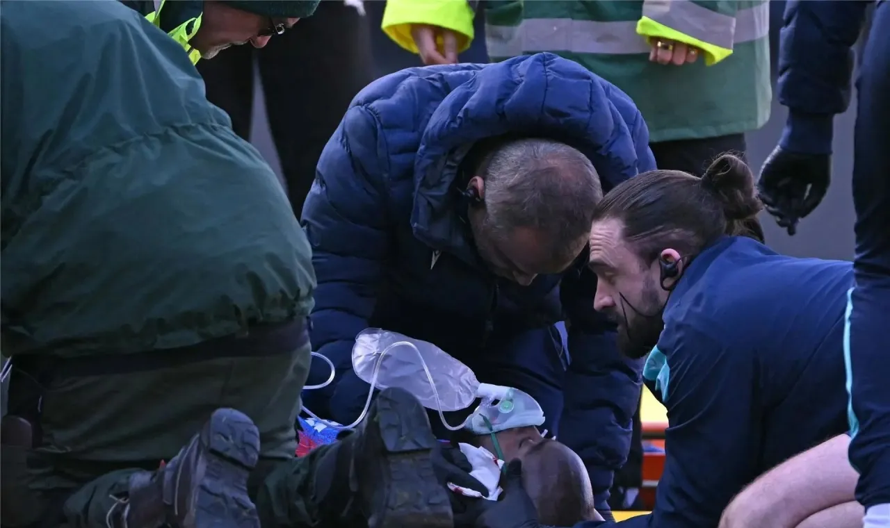 اتركوه يموت  هتافات كريهة أثناء إنقاذ حياة لاعب كريستال بالاس