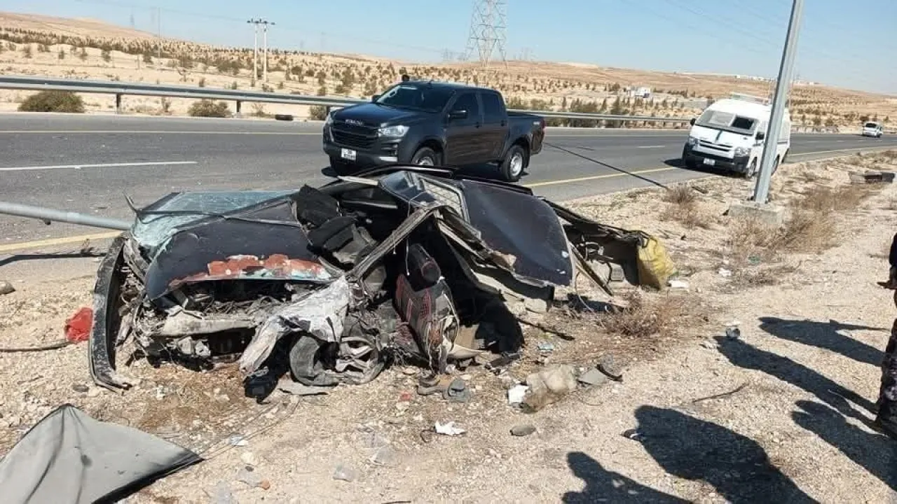 وفاتان و3 إصابات في حادث تدهور مركبة على الطريق الصحراوي  فيديو