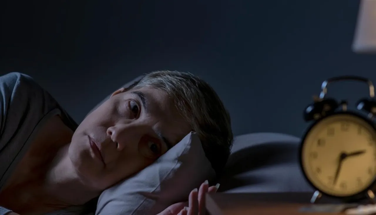 لماذا يصبح النوم أكثر صعوبة مع التقدم في العمر