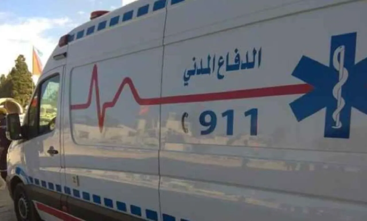 الدفاع المدني والبادية ينقذان شخصين حاصرتهما السيول في الرويشد