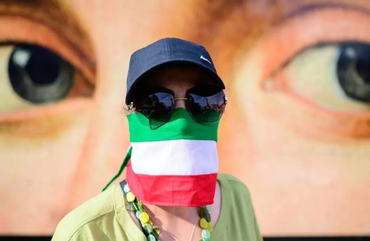 إيران 74 جلدة لنجم شهير حرض على خلع الحجاب