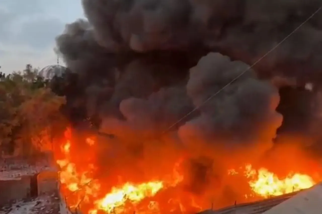 حريق ضخم في مخازن تموينية بغزة  وإخلاء مركز إيواء للنازحين