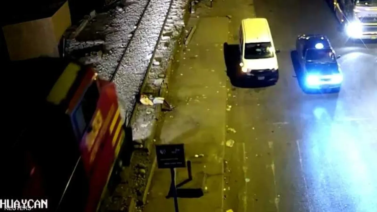 بالفيديو لحظة نجاة شاب من قطار دهسه في ليما