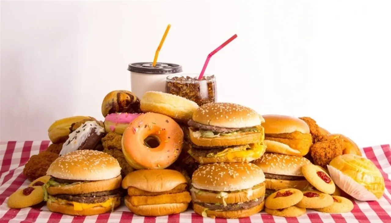 دراسة غذاء الحامل غير الصحي يزيد خطر إصابة المولود بالتوحد