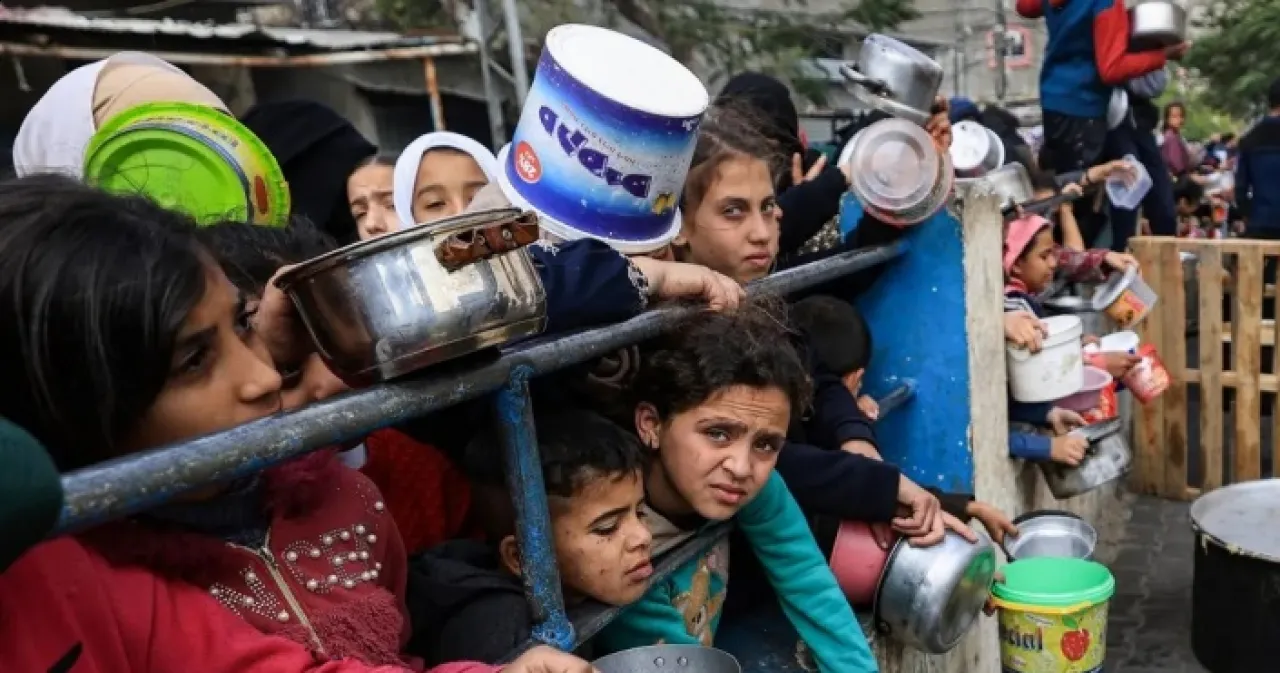 الصليب الأحمر مئات الآلاف من الأسر بغزة باتت تحت خط الفقر