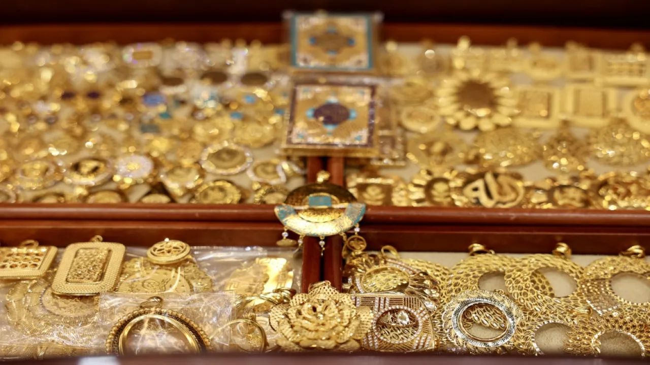 الذهب يصعد لمستوى قياسي جديد