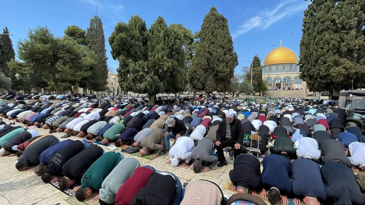 80 ألفا يؤدون صلاة الجمعة الثانية من رمضان بالأقصى