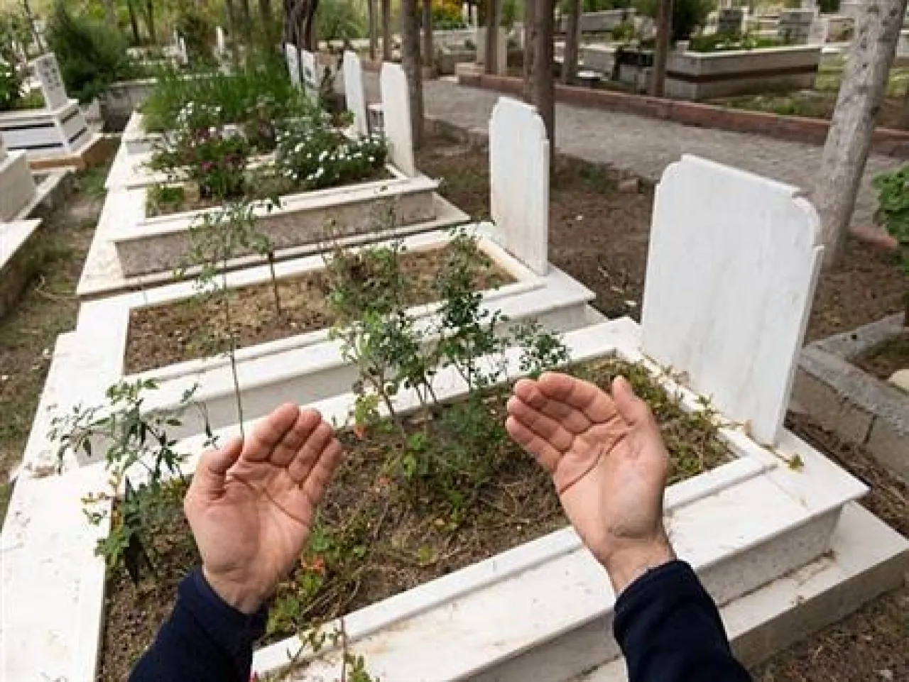 دعاء للميت في النصف من رمضان يفرح به المتوفى ويجعل قبره في رياض الجنة