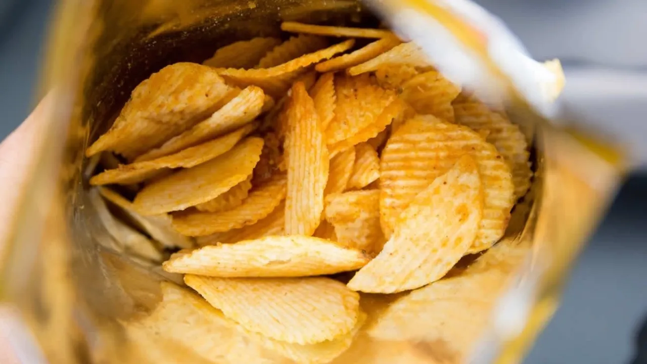 أخصائية تغذية توضح   هذا الخطأ في تناول الشيبس يجعلك تكتسب الوزن