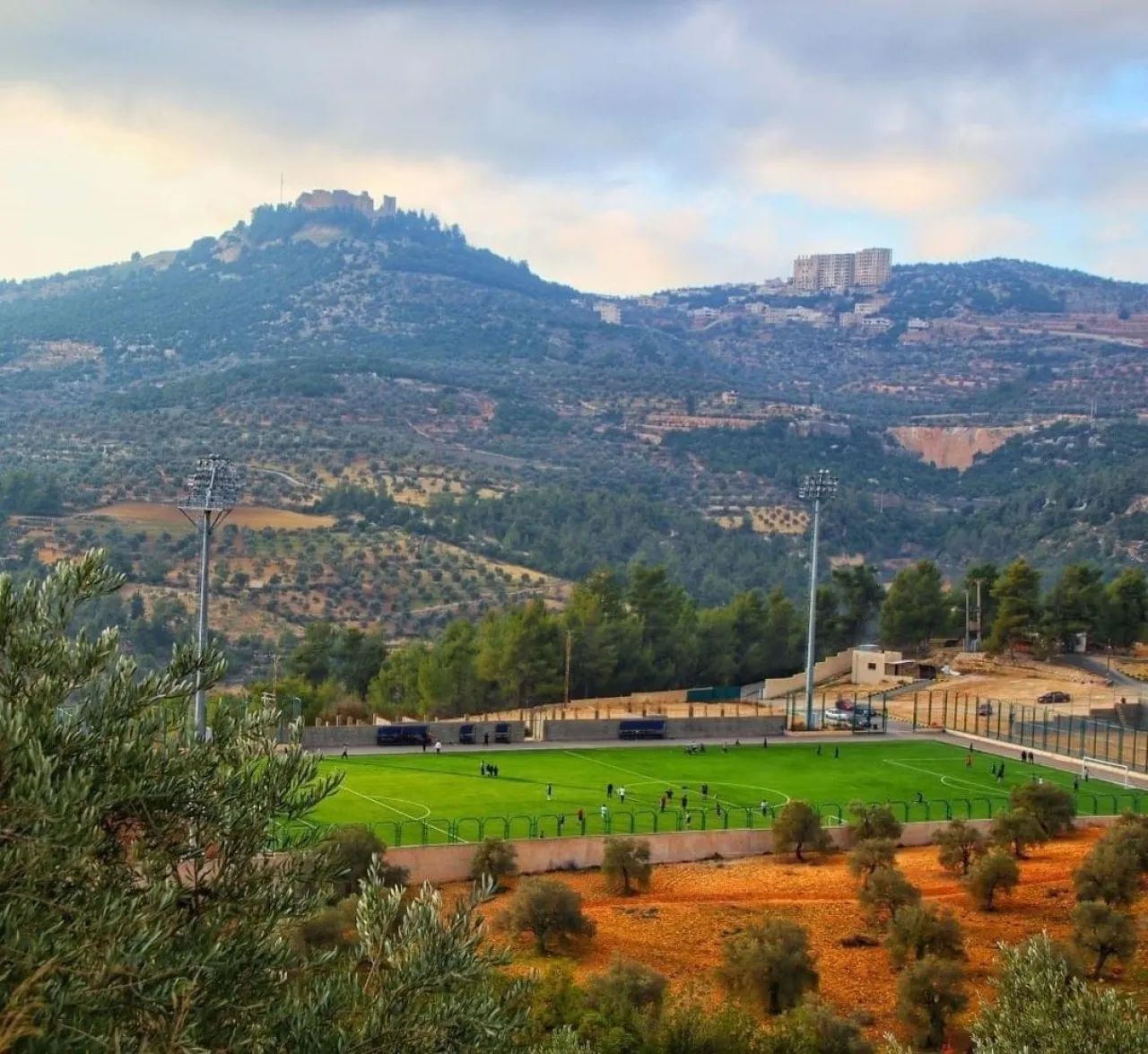 ملعب عجلون تحفة فنية طبيعية تبهر مرتاديه
