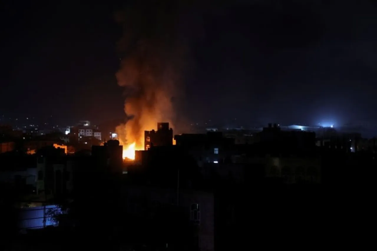 غارات أميركية على الحديدة وصعدة وواشنطن تخطط لتعزيز قواتها