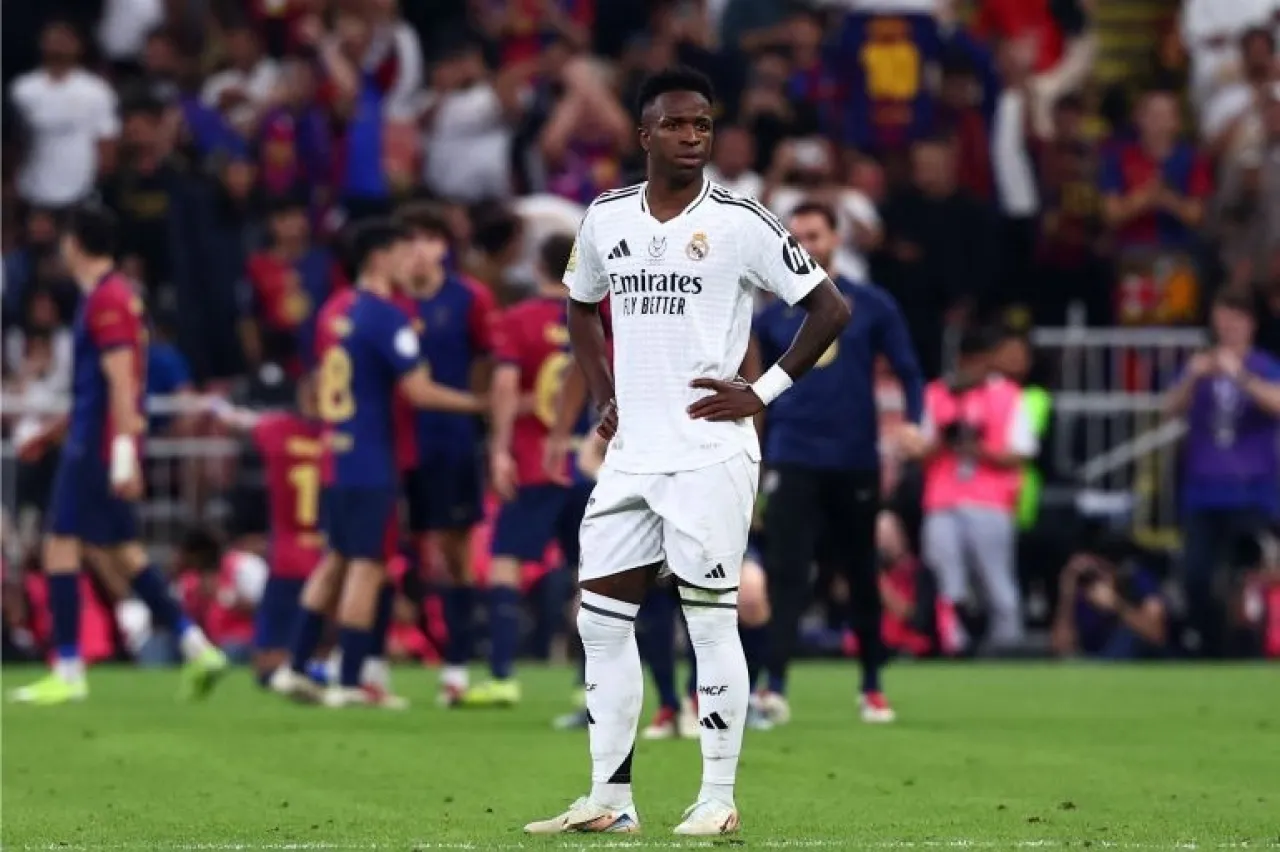 قرار نهائي من النيابة الإسبانية بشأن اتهام جماهير برشلونة بإهانة فينيسيوس