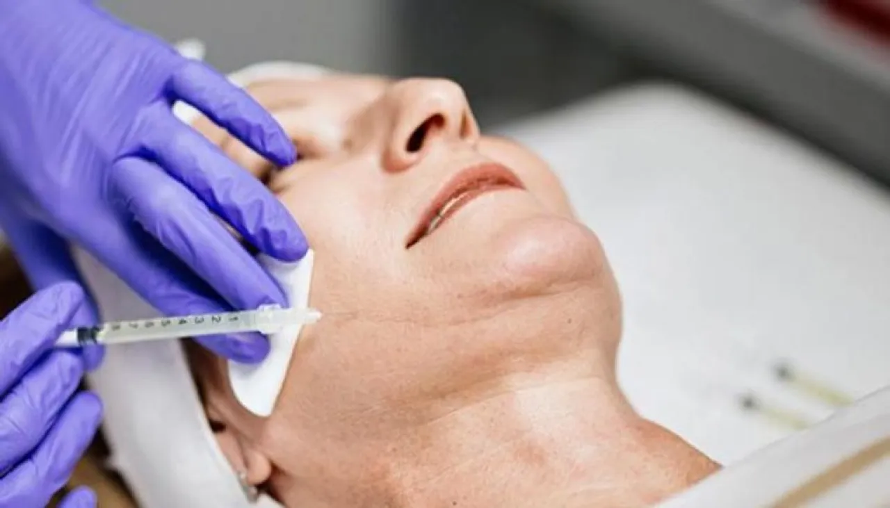 التهاب قاتل بالكلى تحذير جديد من مخاطر فيلر التجميل