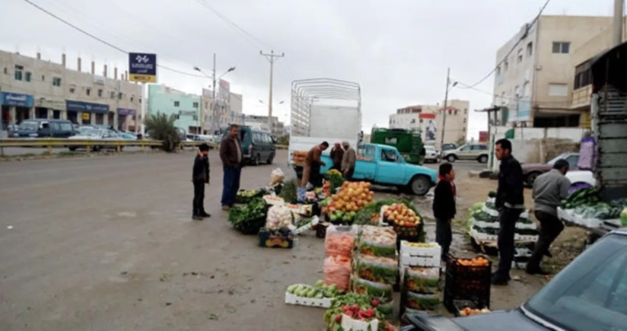 محافظ المفرق يؤكد ضرورة إيجاد ساحة لتجميع البسطات المنتشرة في السوق التجاري