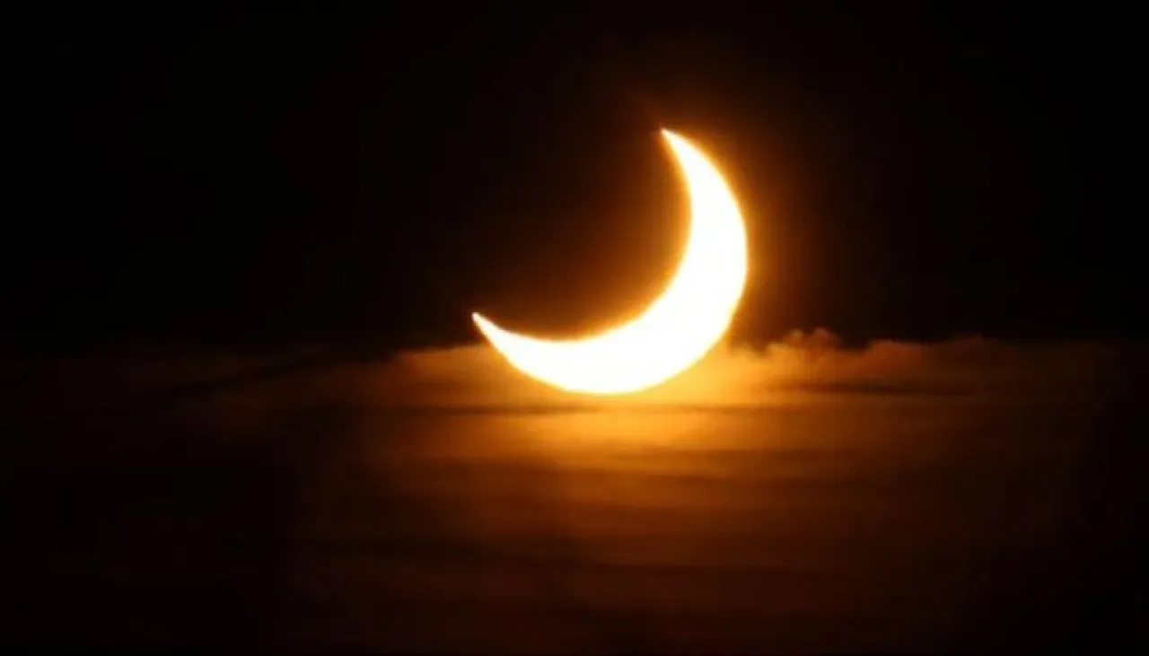 هل أنت مستعد لرؤية الهلال الشمسي 4 دول عربية تشاهد الكسوف غدا