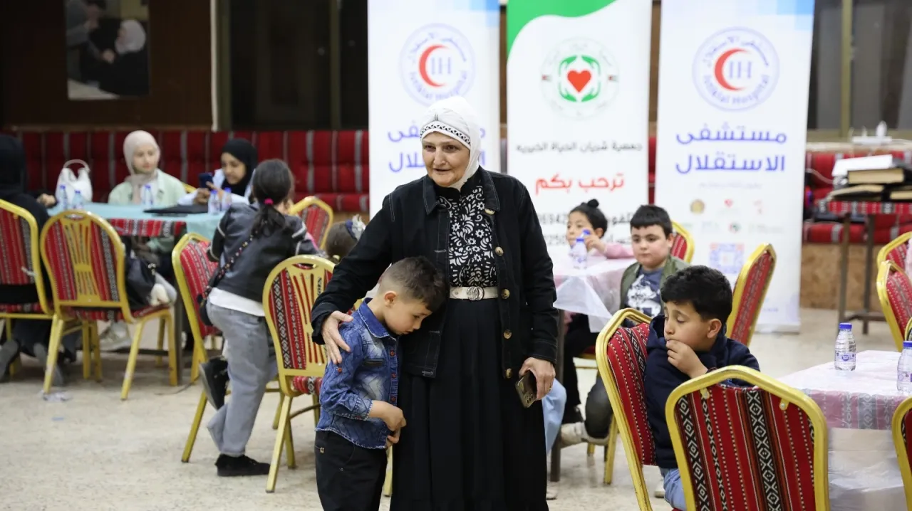 مستشفى الاستقلال يشارك في مبادرة إفطار خيري نظمتها جمعية شريان الحياة  صور