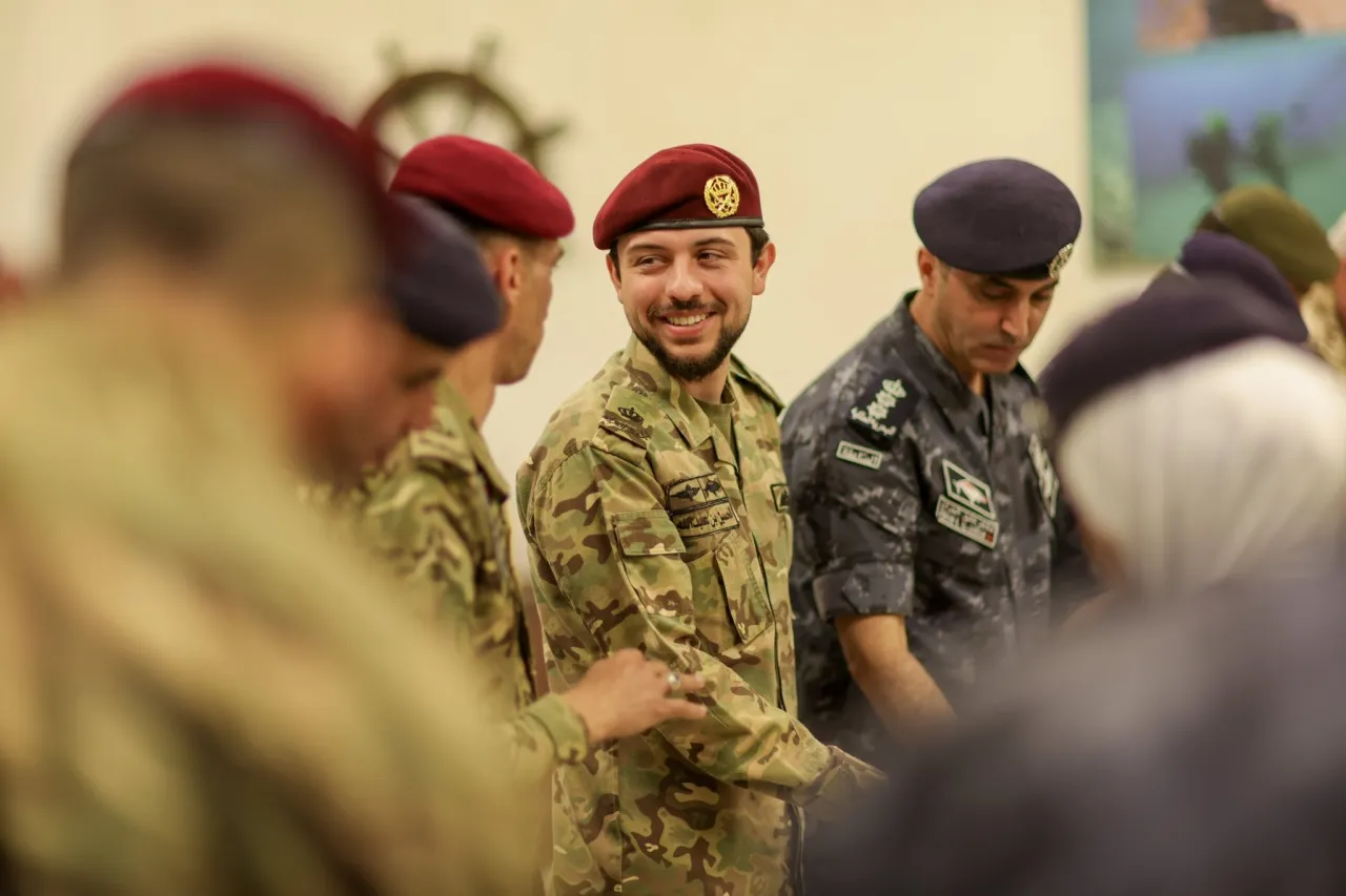 ولي العهد يشارك قيادة القوة البحرية وفريق مكافحة الإرهاب مأدبة الإفطار