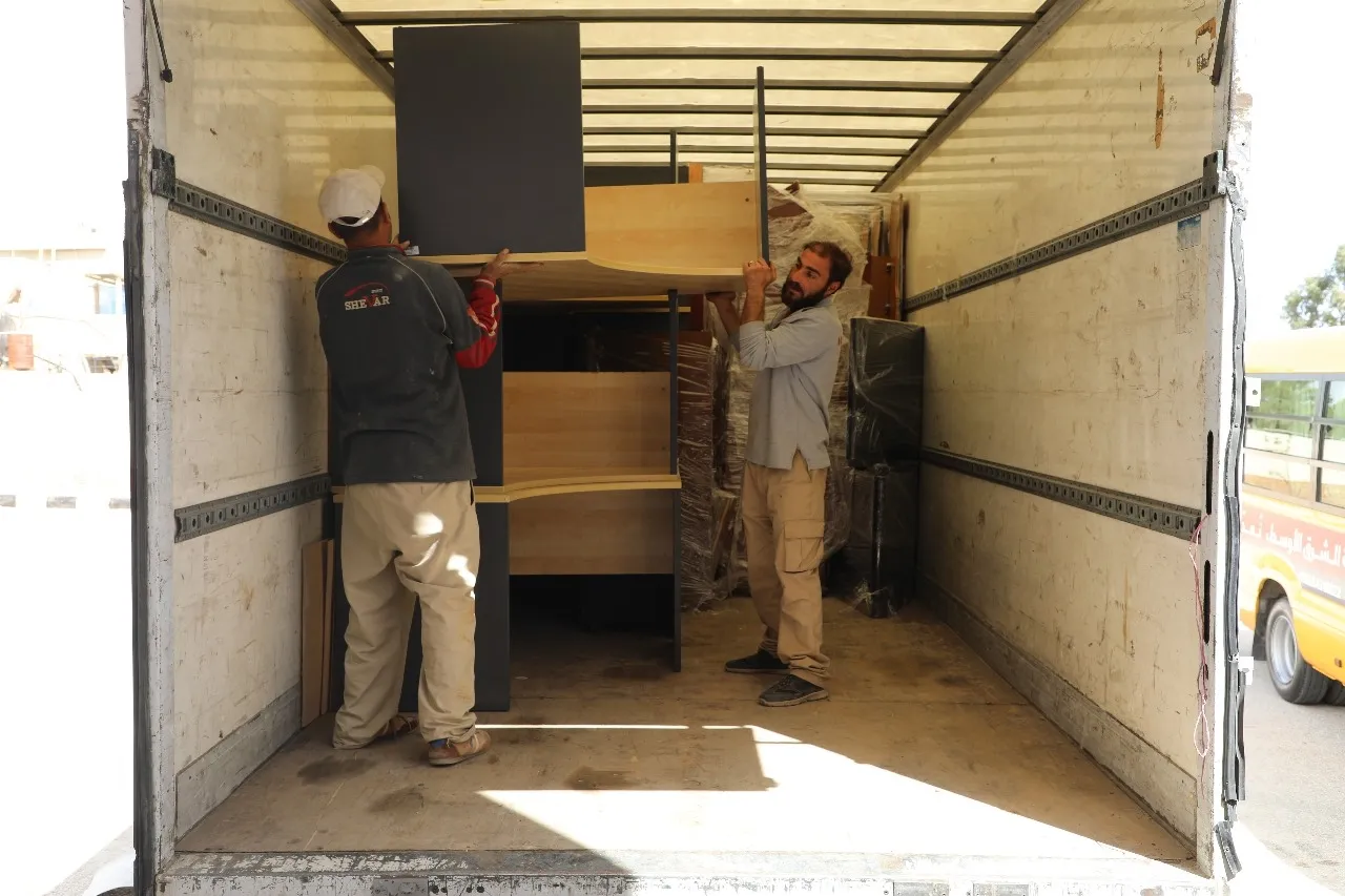 الشرق الأوسط تقدم أثاثًا وتنفذ أعمال صيانة لمدرسة القسطل الثانوية