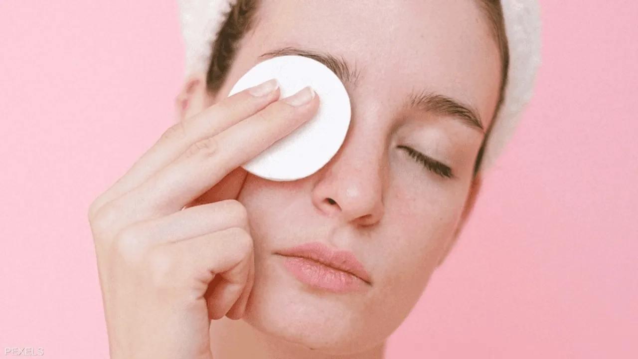 تحذير للنساء 5 مخاطر للمكياج قد تؤدي إلى العمى