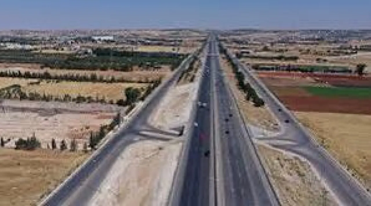 الأشغال  صيانة لإنارة طريق المطار ومواقع أخرى خلال عطلة العيد