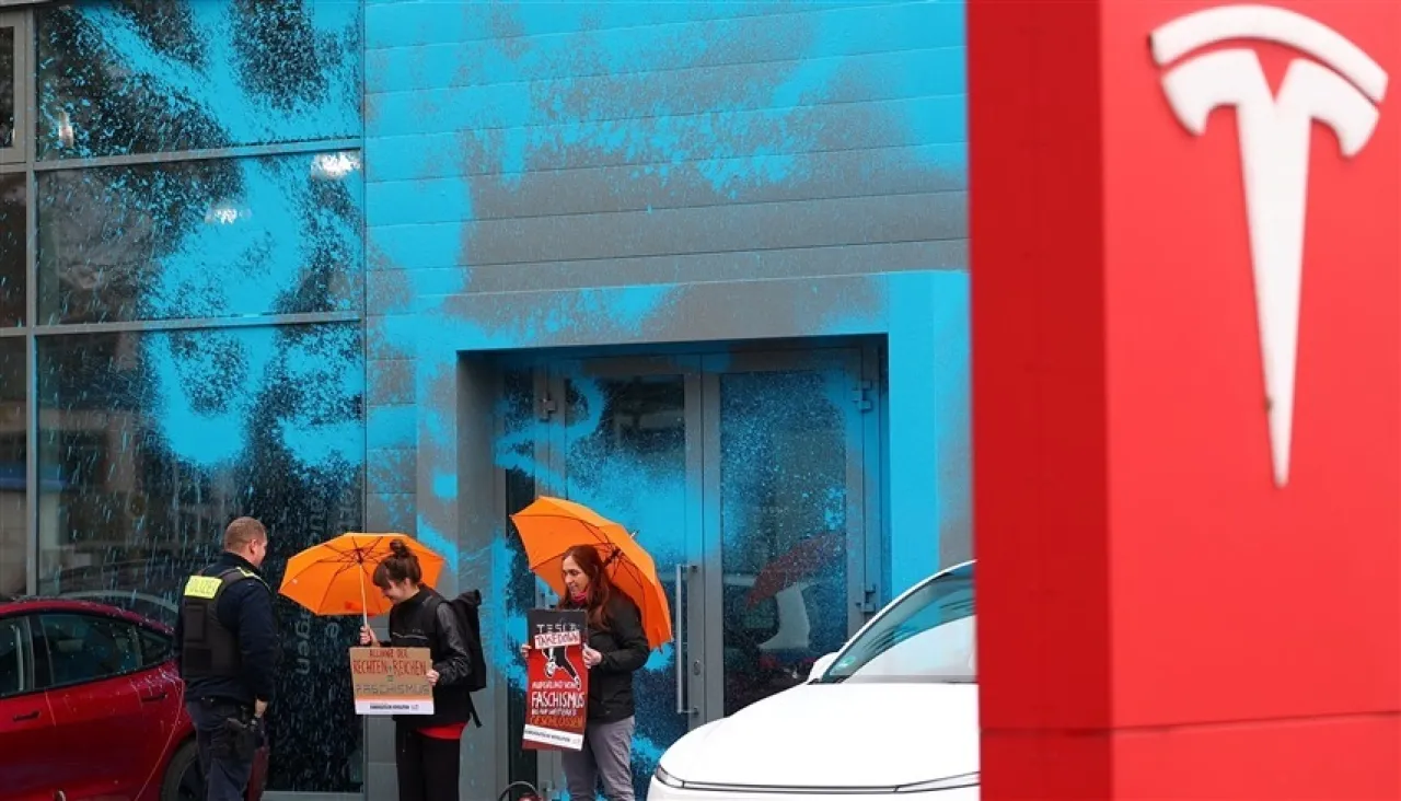 تسلا تحت الهجوم إحراق سيارات في روما وتخريب في برلين