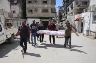 فلسطينيون يحملون جثمان مواطن من غزة استشهد في غارة إسرائيلية على مخيم جباليا شمال غزة