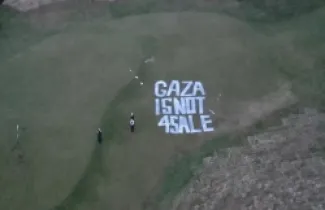غزة ليست للبيع .. نشطاء مؤيدون لفلسطين يقتحمون ملعب غولف يمتلكه ترامب في اسكتلندا