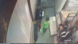 صاحب أسبقيات يعتدي بمشرط على طفل في عمان - فيديو