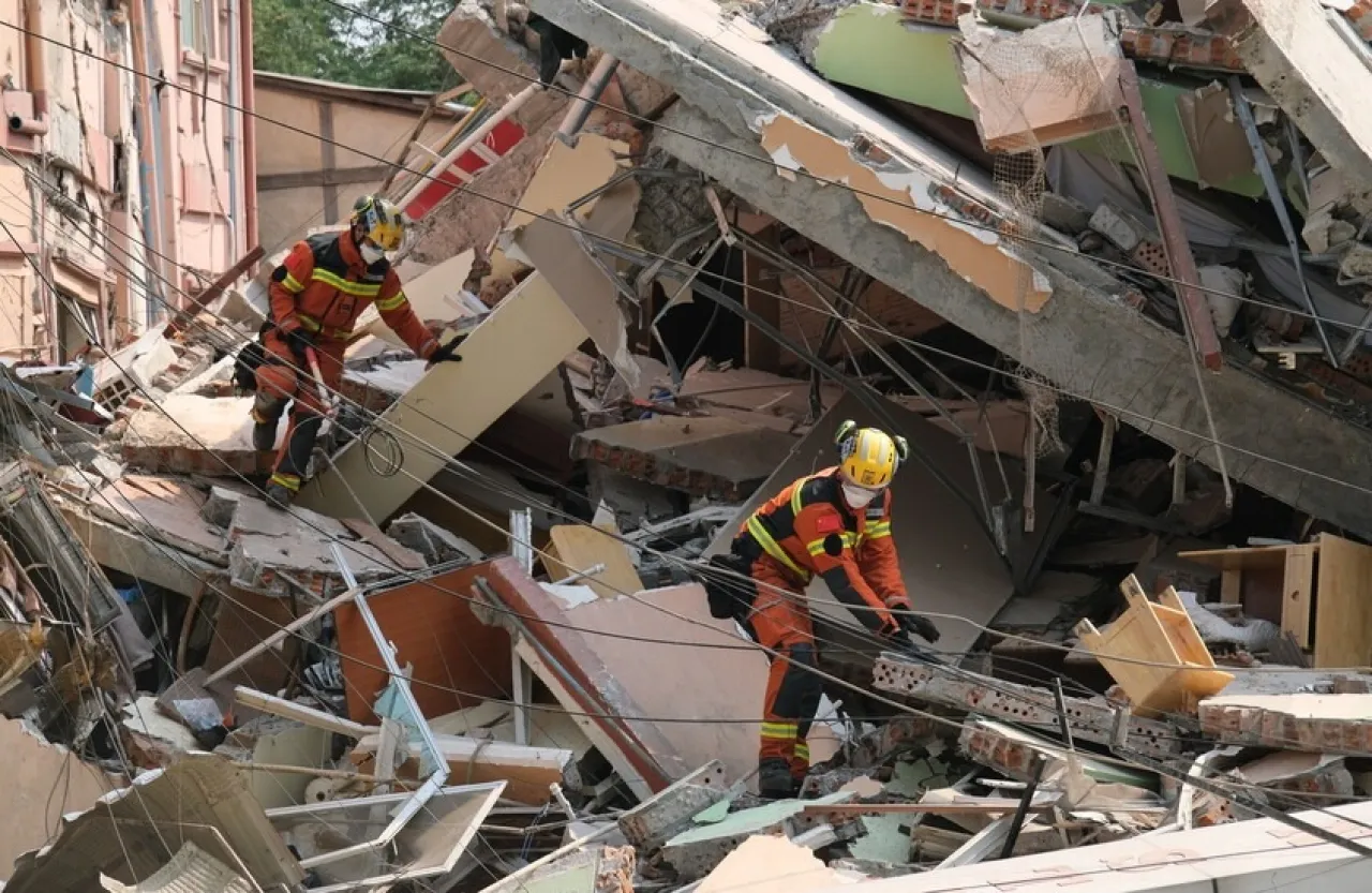 معجزة تحت الأنقاض إنقاذ امرأة حامل بعد 60 ساعة من زلزال ميانمار المدمر   فيديو