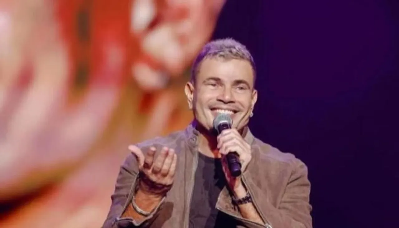 عمرو دياب يخطف الأنظار بـلوك جديد في حفله بالبحرين