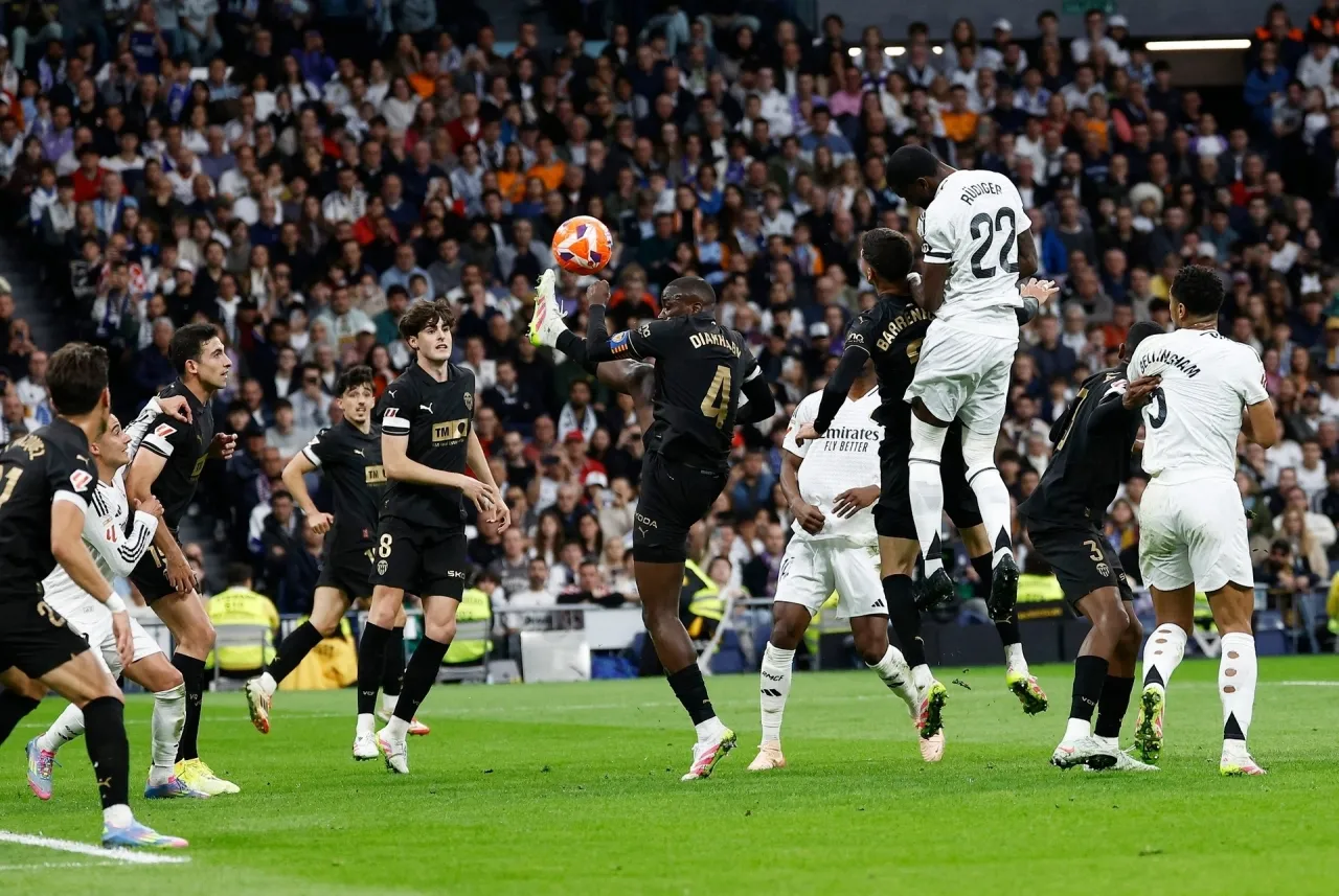 فالنسيا يسقط الريال على ارضه ويقدم هدية لبرشلونة