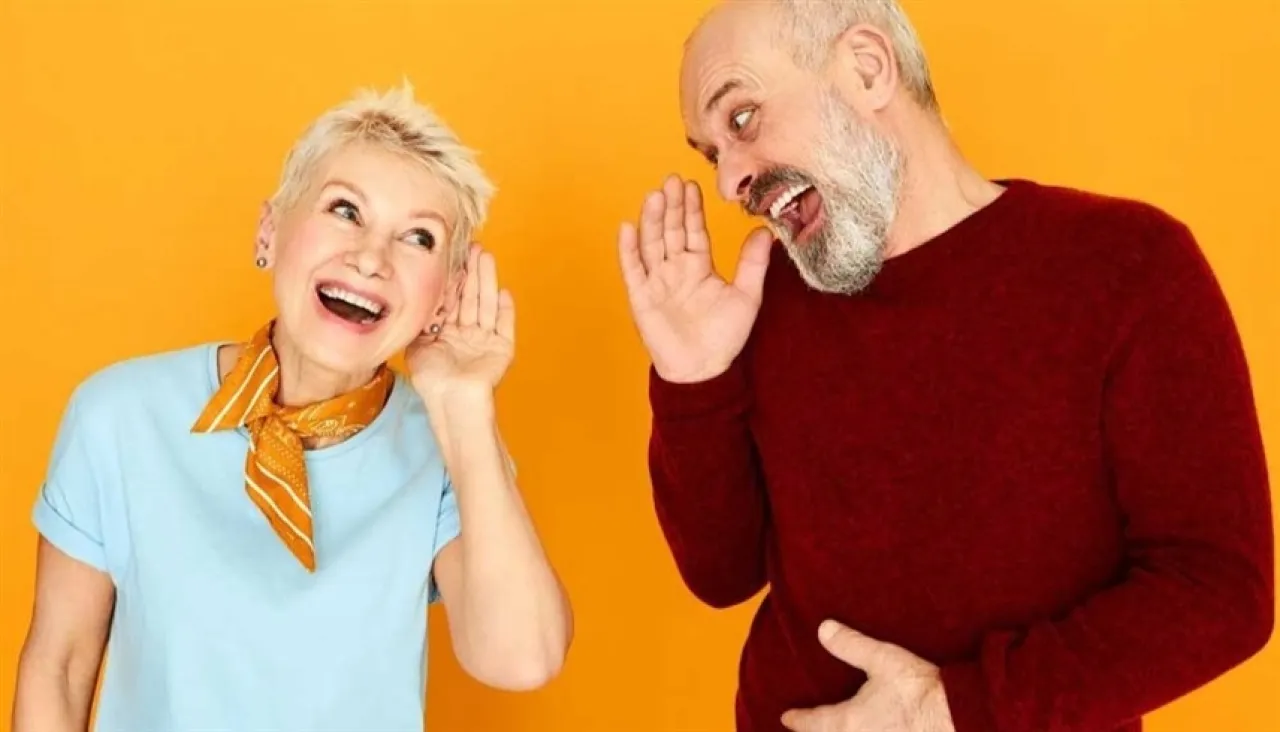 دراسة تكشف النساء يسمعن أفضل من الرجال