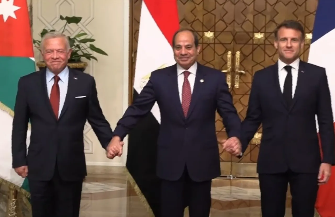 الملك والرئيسان المصري والفرنسي يعقدون قمة بالقاهرة لبحث الأوضاع الخطيرة في غزة