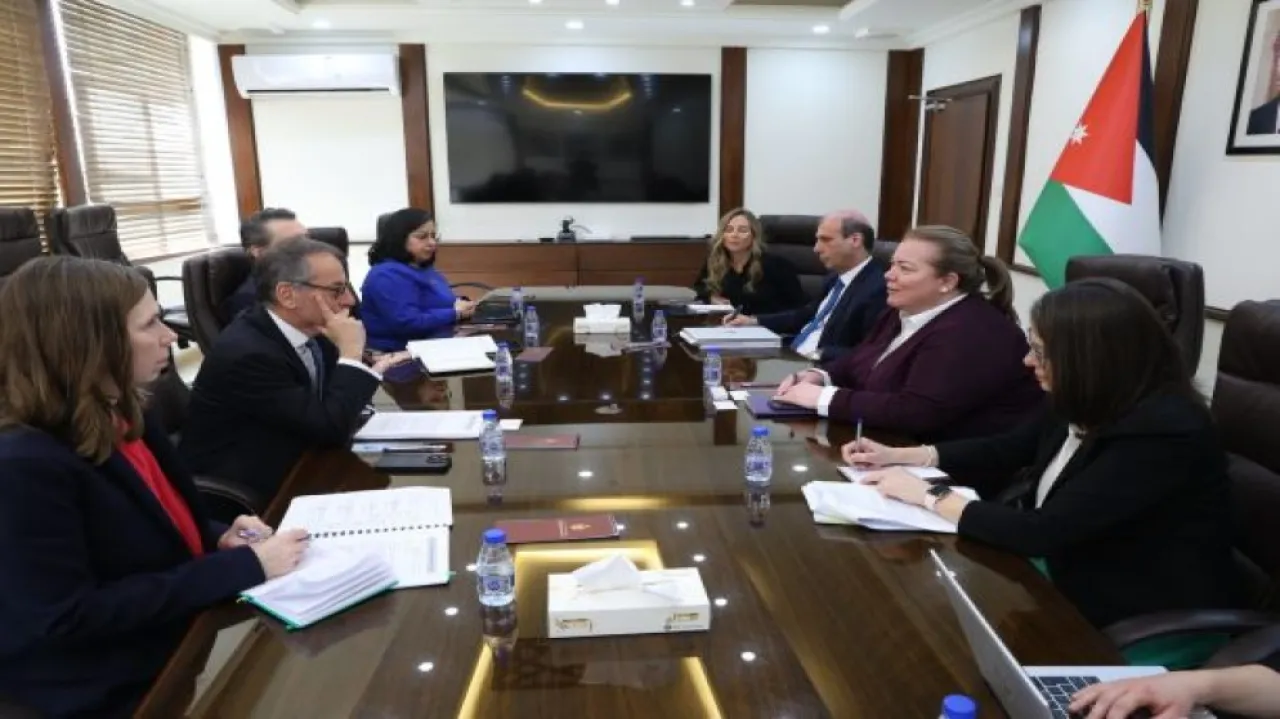 الأردن والبنك الأوروبي للتنمية يبحثان أولويات التعاون المستقبلية