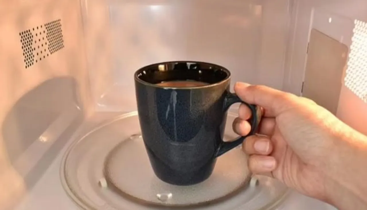 تسخين الشاي في الميكروويف معادلة النكهة والفوائد الصحية تحكم قرارك