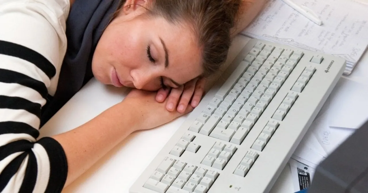 ما أسباب النعاس أثناء النهار